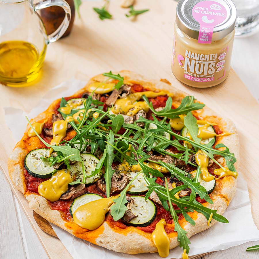 Vegane Pizza mit Cashewkäse mit Naughty Nuts BIO Cashewmus Smooth