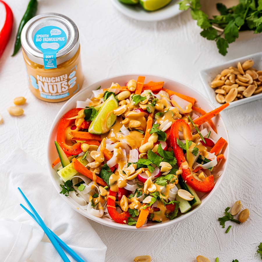 Veganer asiatischer Nudelsalat mit Naughty Nuts BIO Erdnussmus Smooth