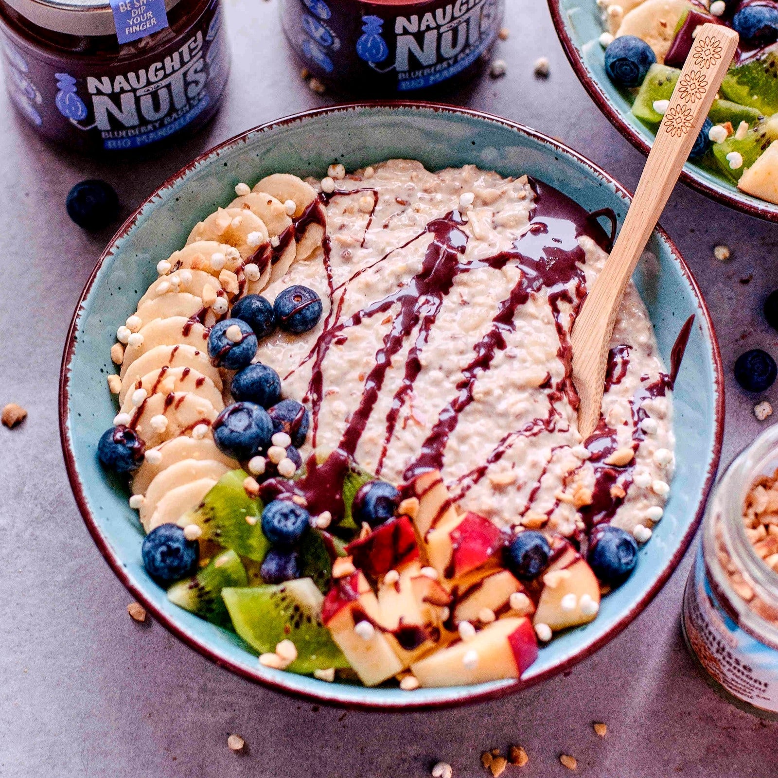 Birchermüsli mit Naughty Nuts Mandelmus Blueberry Bash