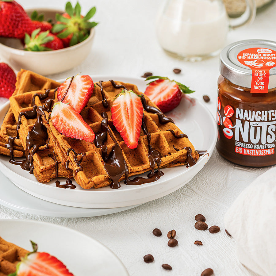 Vegane Waffeln mit Espresso Roast und Erdbeeren