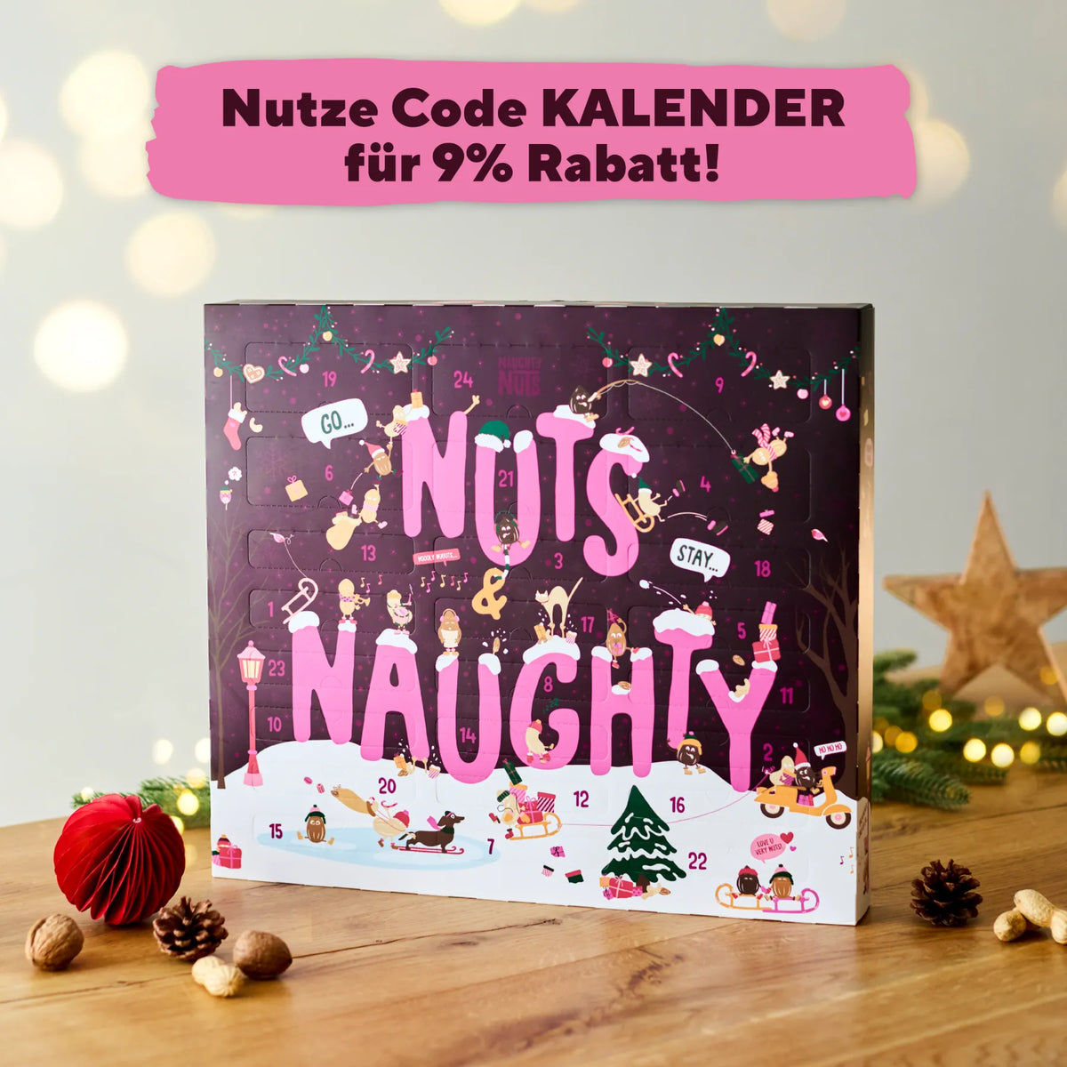 Adventskalender Classic 2026 mit weihnachtlichen Motiven auf einem Holztisch
