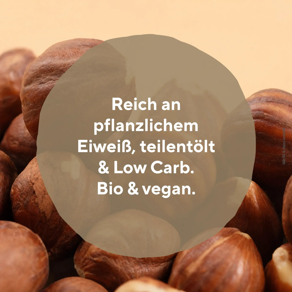 Haselnüsse mit Textoverlay über pflanzliches Eiweiß teilentölt Low Carb Bio und vegan